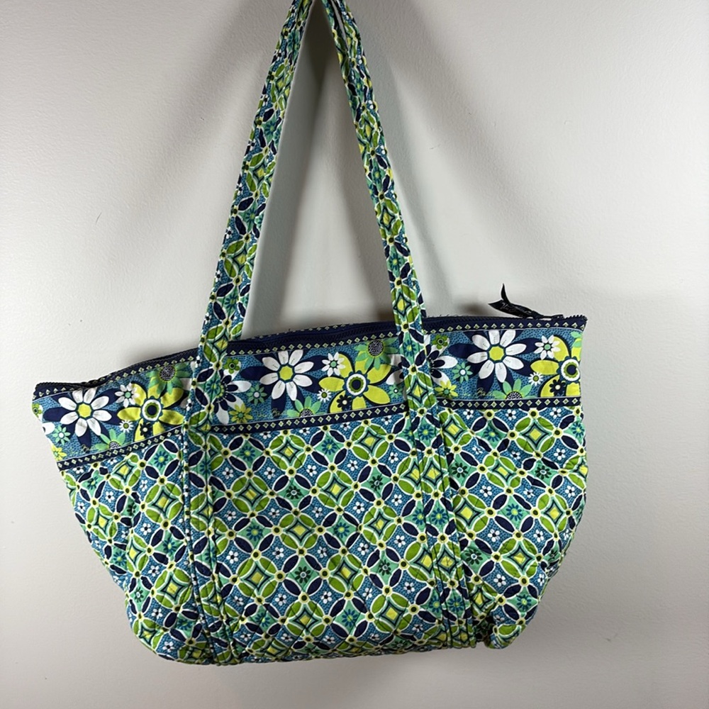 Vera Bradley Daisy Miller bag tote. In very good pre owned condition. - Picture 7 of 7
